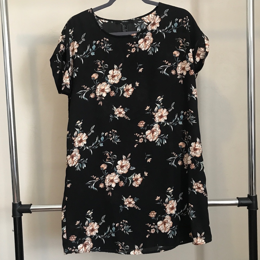 FOREVER 21 | Small black floral t-shirt dress